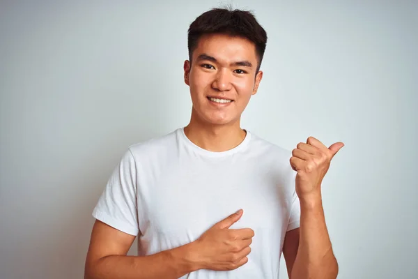 Jeune Homme Chinois Asiatique Portant Shirt Debout Sur Fond Blanc — Photo