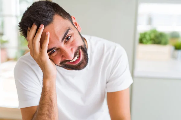 Hombre Guapo Sonriendo Alegre Con Una Gran Sonrisa Cara Mostrando — Foto de Stock