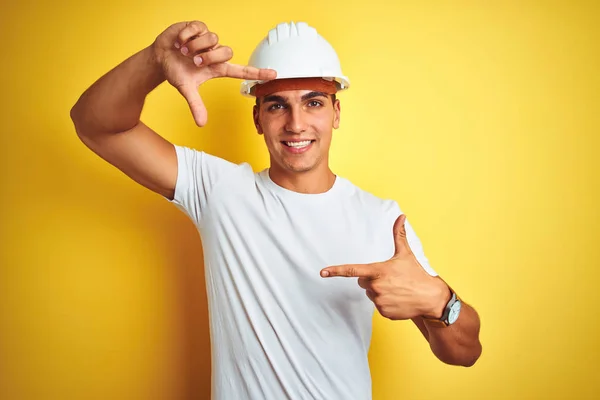 Young Handsome Man Wearing Construction Helmet Yellow Isolated Background Smiling — Stock Photo, Image