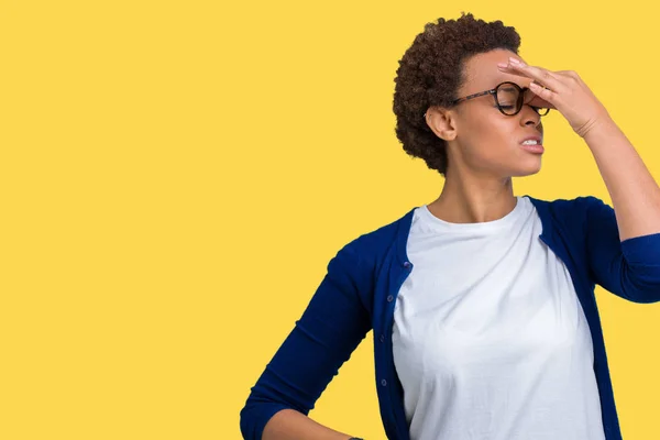 Fiatal Gyönyörű Afrikai Amerikai Szemüveg Viselése Alatt Elszigetelt Háttér Fáradt — Stock Fotó