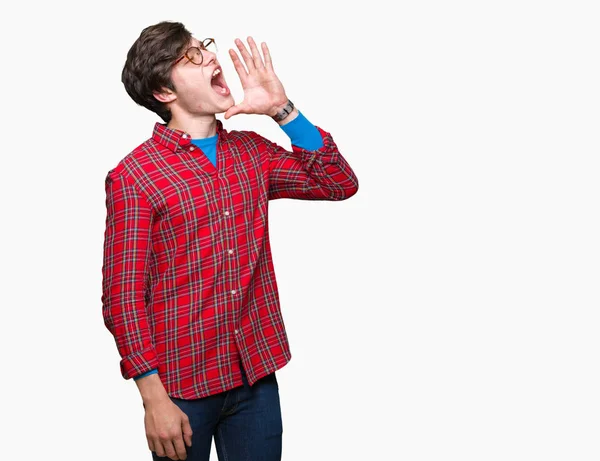 Joven Hombre Guapo Con Gafas Sobre Fondo Aislado Gritando Gritando — Foto de Stock