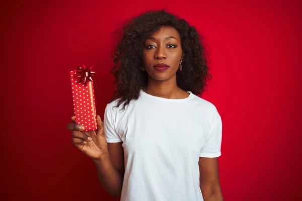 Junge Afrikanisch Amerikanische Frau Mit Valentinstagsgeschenk Vor Isoliertem Rotem Hintergrund — Stockfoto