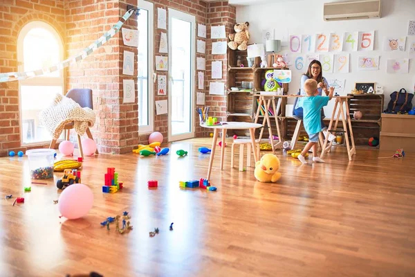 Jong Kaukasisch Kind Speelt Speelschool Met Leraar Jonge Vrouw Zittend — Stockfoto