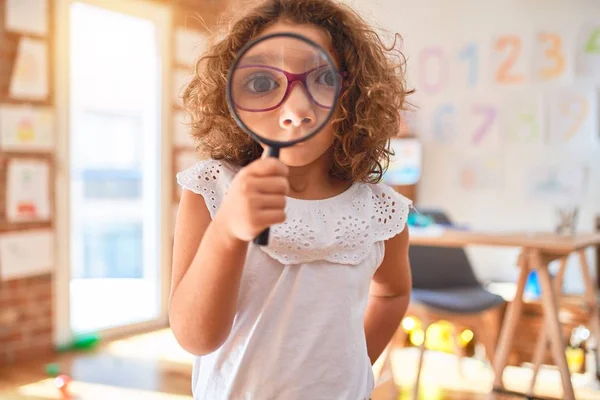 Schönes Kleinkind Mit Brille Und Lupe Kindergarten — Stockfoto