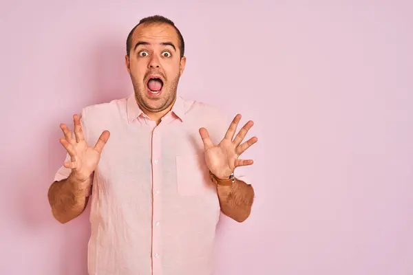 Hombre Joven Con Camisa Elegante Pie Sobre Fondo Rosa Aislado —  Fotos de Stock