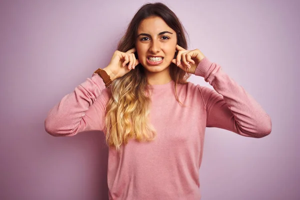 Young Beautiful Woman Wearing Sweater Pink Isolated Background Covering Ears — Stok fotoğraf