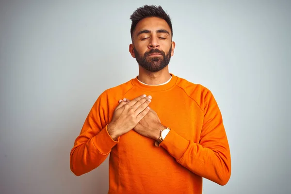 Ung Indian Man Bär Orange Tröja Över Isolerad Vit Bakgrund — Stockfoto