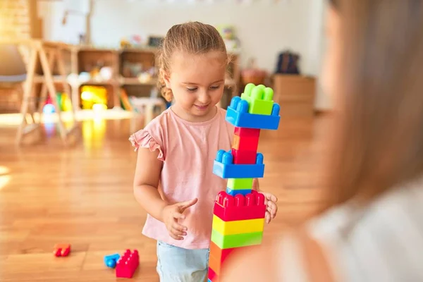 Bela Professora Loira Criança Torre Construção Menina Usando Blocos Plástico — Fotografia de Stock