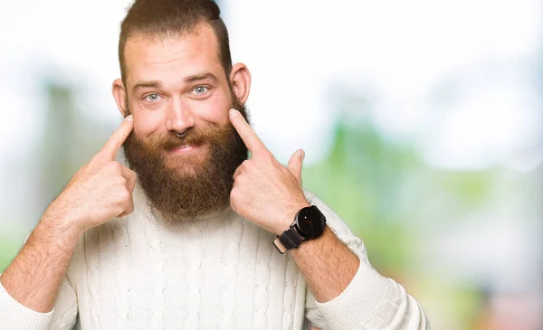 Joven Hombre Hipster Vistiendo Suéter Invierno Sonriendo Con Boca Abierta —  Fotos de Stock