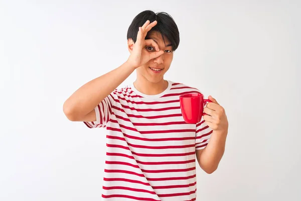 Joven Hombre Chino Bebiendo Una Taza Café Pie Sobre Fondo —  Fotos de Stock