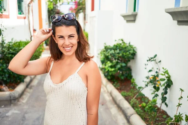 Joven Hermosa Mujer Colorido Pueblo Puerto Mogan Sonriendo Feliz Calle — Foto de Stock