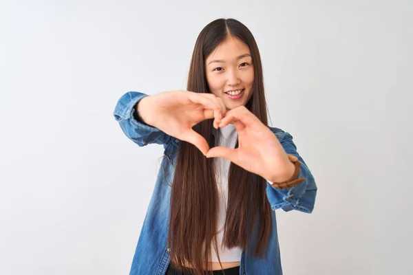 Mladá Číňanka Džínové Košili Stojí Nad Izolovaným Bílým Pozadím Úsměvem — Stock fotografie