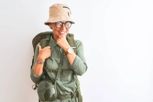Mujer Excursionista Mediana Edad Con Gafas Sombrero Comedor Mochila Sobre — Foto de Stock