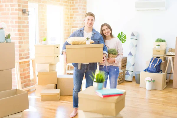 Belo Jovem Casal Mudando Para Uma Nova Casa — Fotografia de Stock