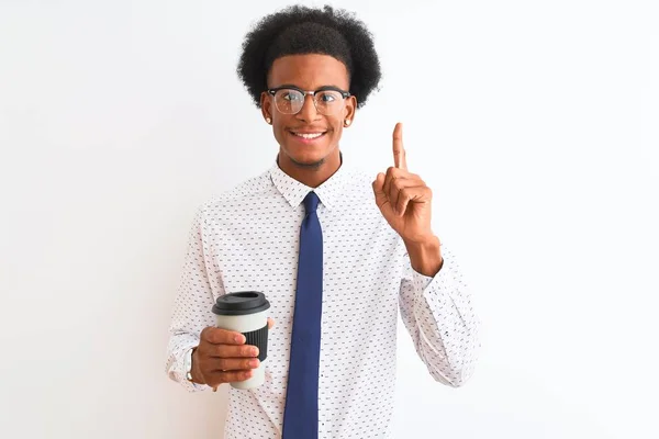 Jonge Afro Amerikaanse Zakenman Drinken Kopje Koffie Geïsoleerde Witte Achtergrond — Stockfoto
