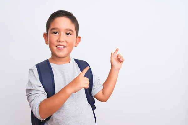 Güzel Öğrenci Çocuk Sırt Çantası Takıyor Beyaz Arka Plan Üzerinde — Stok fotoğraf