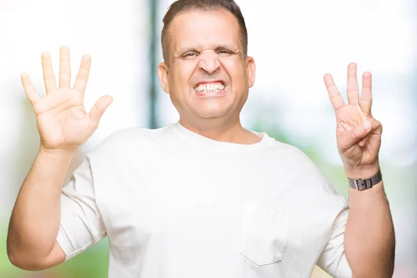 Meia Idade Árabe Homem Wearig Branco Shirt Sobre Isolado Fundo — Fotografia de Stock