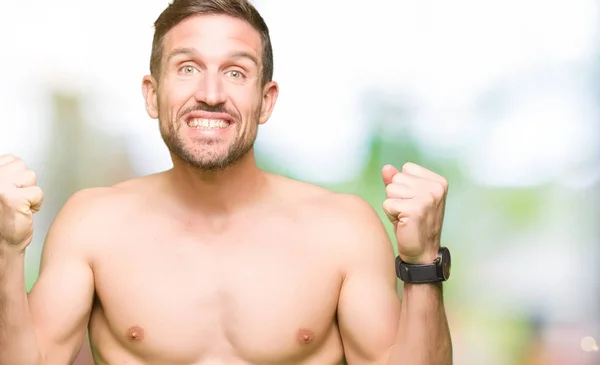 Bello Uomo Senza Camicia Che Mostra Petto Nudo Celebrando Sorpreso — Foto Stock