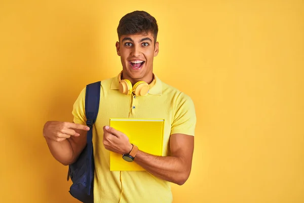 Indiase Student Man Dragen Rugzak Hoofdtelefoon Notebook Geïsoleerde Gele Achtergrond — Stockfoto