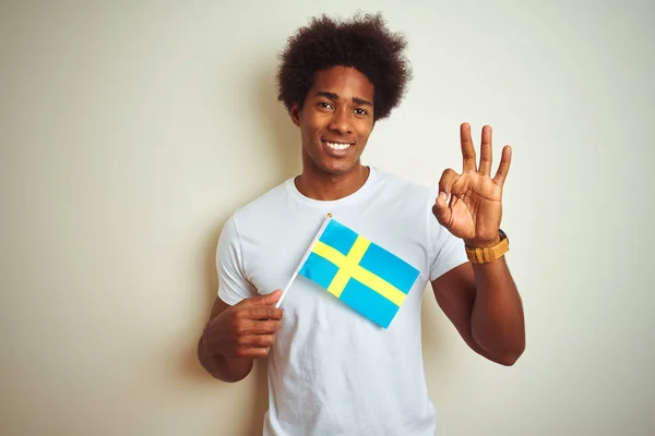 Mladý Afro Američan Drží Švédskou Vlajku Stojící Nad Izolovaným Bílým — Stock fotografie