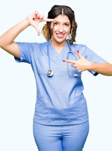 Junge Erwachsene Ärztin Medizinischer Uniform Lächelnd Mit Händen Und Fingern — Stockfoto