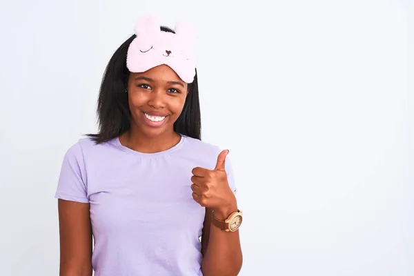 Jovem Afro Americana Vestindo Máscara Dormir Sobre Fundo Isolado Fazendo — Fotografia de Stock