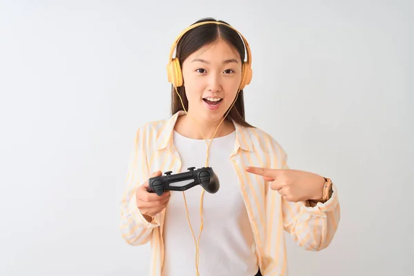 Čínská Hráčka Hraje Videohru Pomocí Sluchátek Přes Izolované Bílé Pozadí — Stock fotografie