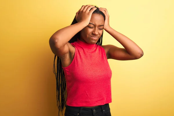 Afroameričanka Červeném Ležérním Tričku Stojící Nad Izolovaným Žlutým Pozadím Trpící — Stock fotografie