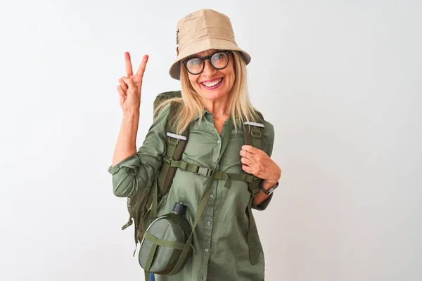 Wanderin Mittleren Alters Mit Rucksackmütze Und Kantinenbrille Auf Isoliertem Weißem — Stockfoto