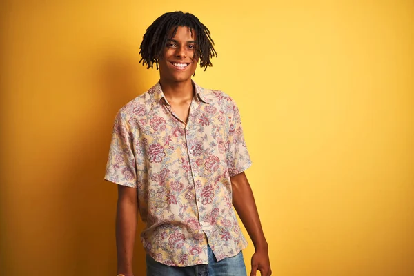 Afro Man Med Dreadlocks Semester Bär Blommig Skjorta Över Isolerad — Stockfoto