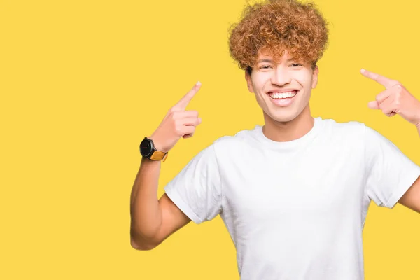 Ung Vacker Man Med Afro Hår Klädd Casual Vit Shirt — Stockfoto