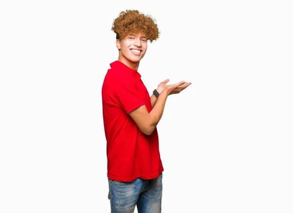 Jonge Knappe Man Met Afro Haar Dragen Rode Shirt Wijzend — Stockfoto