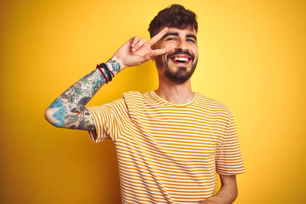 Mladý Muž Tetováním Sobě Pruhované Tričko Stojící Nad Izolovaným Žlutým — Stock fotografie