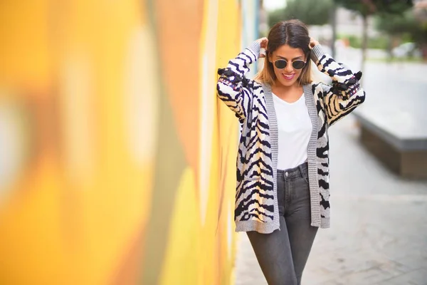 Menina Bonita Nova Usando Óculos Sol Sorrindo Feliz Confiante Andando — Fotografia de Stock