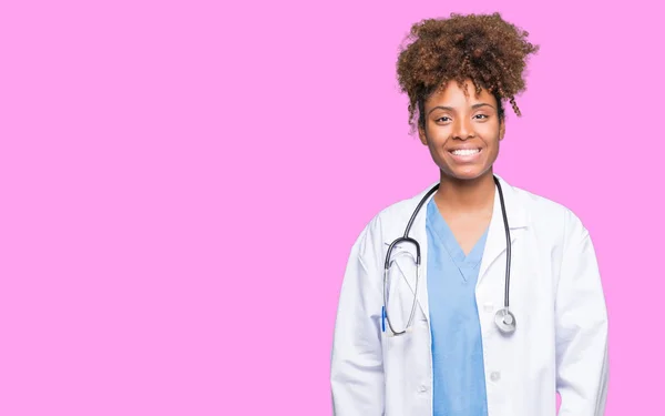 Joven Mujer Médica Afroamericana Sobre Fondo Aislado Con Una Sonrisa — Foto de Stock