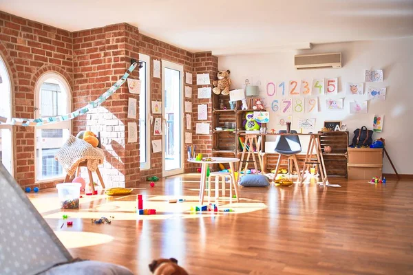 Картина Дошкільної Ігрової Кімнати Різнокольоровими Меблями Іграшками Навколо Порожнього Дитячого — стокове фото