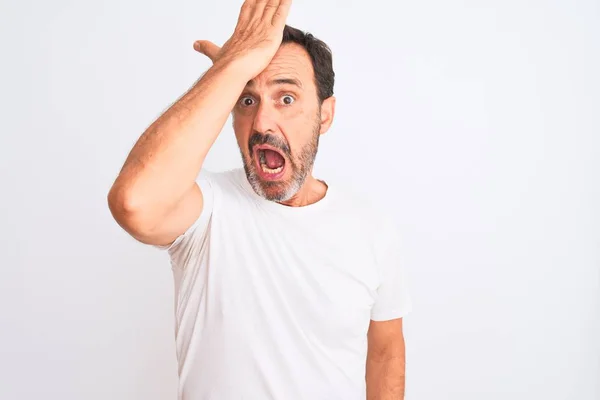 Homem Bonito Meia Idade Vestindo Camiseta Casual Sobre Fundo Branco — Fotografia de Stock