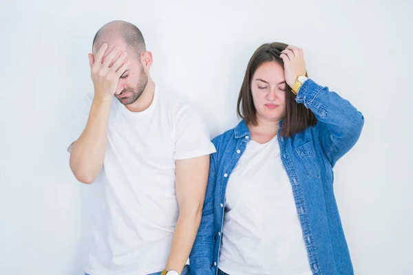 Casal Jovem Juntos Sobre Fundo Isolado Branco Sofrendo Dor Cabeça — Fotografia de Stock