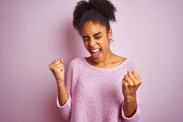 Jonge Afro Amerikaanse Vrouw Draagt Wintertrui Die Een Geïsoleerde Roze — Stockfoto