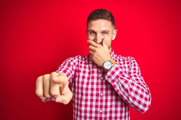 Junger Gutaussehender Mann Über Rotem Isoliertem Hintergrund Der Dich Anlacht — Stockfoto