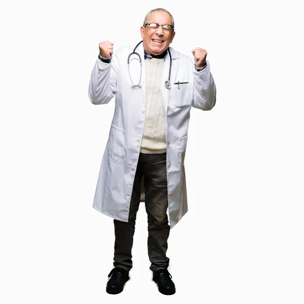 Hombre Guapo Médico Senior Con Abrigo Médico Celebrando Loco Loco — Foto de Stock