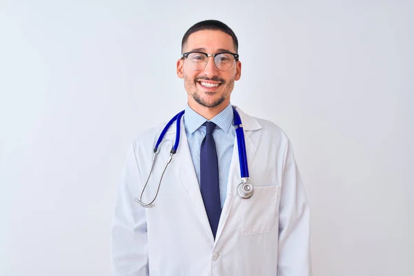 Młody Lekarz Noszący Stetoskop Odosobnionym Tle Uśmiechem Twarzy Szczęśliwy Człowiek — Zdjęcie stockowe