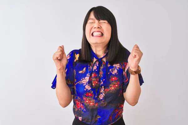 Junge Schöne Chinesin Sommerlichem Floralem Shirt Über Isoliertem Weißem Hintergrund — Stockfoto