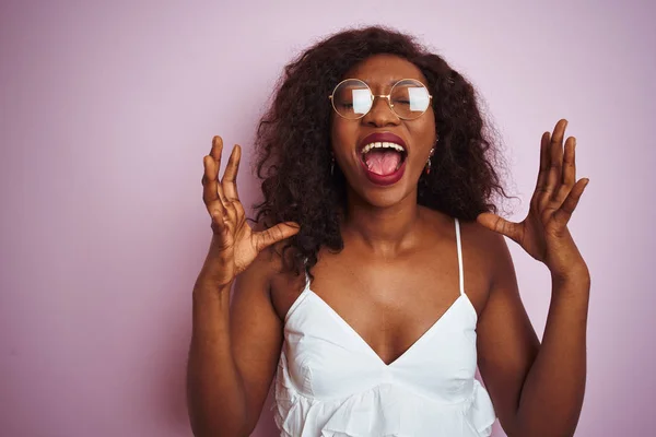 Fiatal Afro Amerikai Szemüvegben Áll Elszigetelt Rózsaszín Háttér Ünnepli Őrült — Stock Fotó