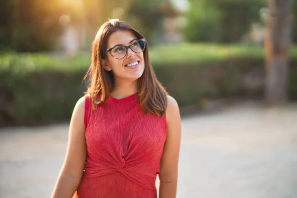 Young Beautiful Girl Smiling Happy Confident Walking Town Park Standing — ストック写真