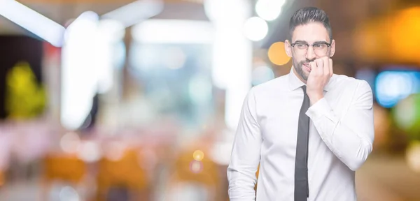 Unga Stiliga Affärsman Bära Glasögon Över Isolerade Bakgrund Ser Stressad — Stockfoto