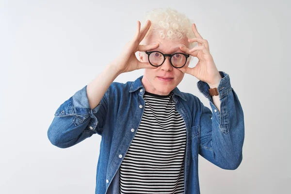 Ung Albino Blond Man Bär Denim Skjorta Och Glasögon Över — Stockfoto