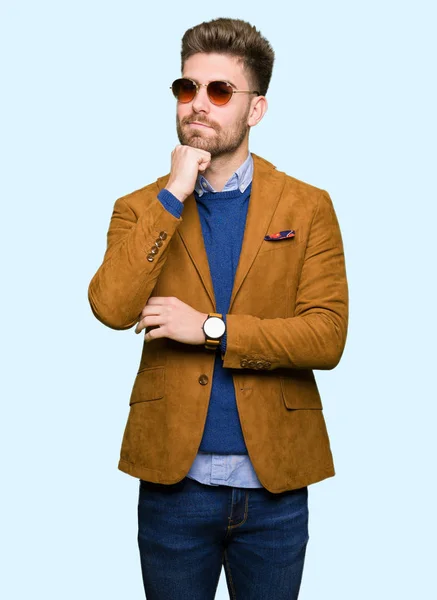 Ung Snygg Elegant Man Bär Solglasögon Med Hand Hakan Funderar — Stockfoto