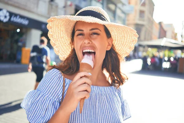 若い美しい女性が夏の晴れた日にテネリフェ島の通りを歩いてアイスクリームコーンを食べる休日 — ストック写真