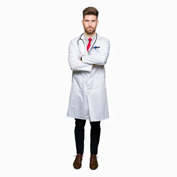 Junger Gutaussehender Arzt Medizinischem Mantel Skeptisch Und Nervös Ablehnender Gesichtsausdruck — Stockfoto